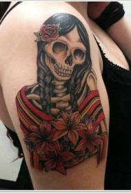 खांद्याची रंगीत मेक्सिकन मुलगी टॅटू चित्र चाटत आहे