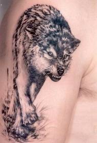 Rameno čiernobiele tetovanie vlka