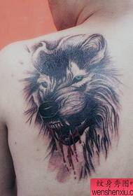 Axlar dominerande blodiga varg huvud tatuering mönster