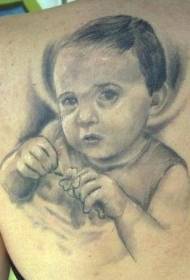 작은 아이 초상화와 클로버 문신 패턴