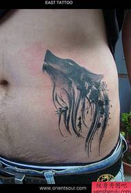 Mužské brucho pekný klasický atramentový vlk hlavy tetovanie vzor