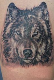 Padrão de tatuagem realista de cabeça de lobo preto e branco