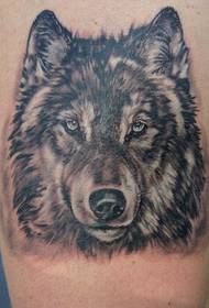 Nwa e blan wolf tèt reyalis modèl tatoo