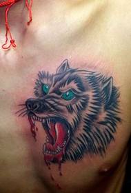 Cool tetovaža vuka na prsima