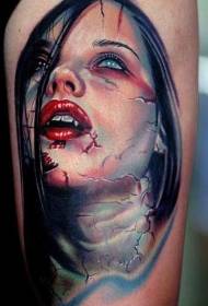 Šareni uzorak tetovaža mlade djevojke vampira
