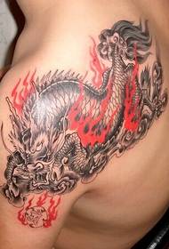 Tatuaggio unicorno a spalla atmosfera di fuoco