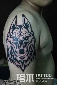 Ragazzo, lupo dal braccio grande, modello tatuaggio totem
