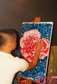 Դաջվածքի նկարիչը ստեղծում է նորաձևության ծաղիկների դաջվածքի ձեռագիր