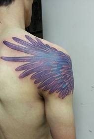 Personalità chic del tatuaggio a mezza ala