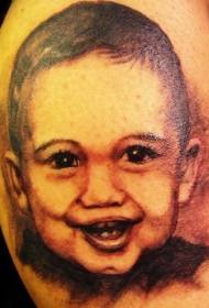 Modello sorridente del tatuaggio del ritratto del bambino della spalla