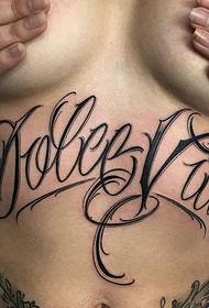 Un impressiunante mudellu di tatuaggi di caratteri neri da Gabri