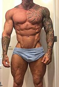 Европейская и американская модель татуировки мускулистый мужчина