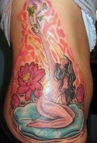 Bočna djevojka s rebrima i plavi uzorak tetovaže plavog lotosa