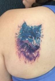 Vilko tatuiruotės modelis Įgūdžiai ir kūrybiškumas kartu egzistuojančio vilko tatuiruotės modeliu
