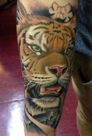 Tiger me ngjyrën e krahut me modelin e tatuazheve me lule të vogla