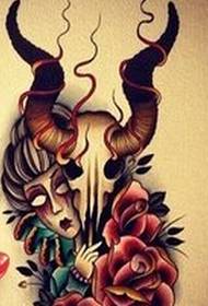 Foto de patrón de manuscrito de tatuaje femenino de antílope