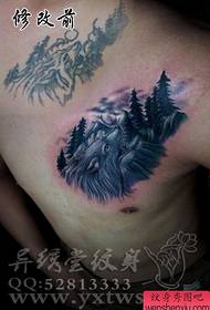 Męski wzór tatuażu na piersi z przodu klasycznej głowy wilka
