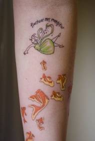 Noia de dibuixos animats de color de braç amb patró de tatuatge de peix