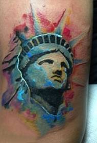 Yakasiyana-siyana yeAmerican classic logo Statue yeRusununguko tattoo maumbirwo