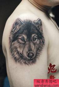 Manlig arm klassisk super stilig svart grå varg tatuering mönster