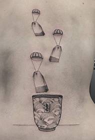 رسم خط رفيع للوشم على شكل خط من الفنان الوشم جيسيكا