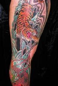 rankos spalvos koi ir azijietiško tigro tatuiruotės modelis