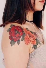 Raudonų gėlių gėlių tatuiruotės darbas moterims