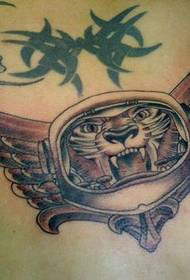 Modello tatuaggio tigre e ali