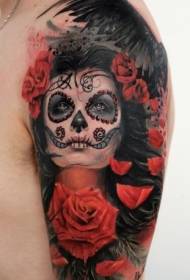 Nagy vörös rózsa, a gyönyörű lány fekete varjú tetoválás mintával
