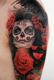 Grande rosa rossa con modello di tatuaggio corvo nero bella ragazza