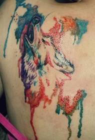 Татуировка на плечах с кричащим рисунком волка