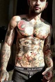 Eurooppalaisten ja amerikkalaisten miesten vartalo maalattu tatuointikuvio