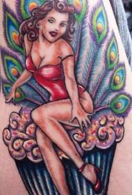 Dziewczyna tatuaż wzór na ramieniu kolorowe ciasto