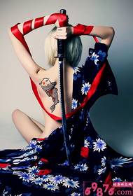 Personalidade feminina, carpa japonesa, tatuagem de bandeira