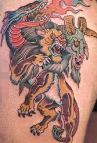大腿上的彩色傳統綿羊頭老虎和火龍紋身圖片