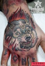 Ang cool na klasikong lobo head tattoo sa likod ng kamay