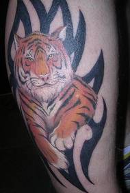 modeli i tatuazhit tigër me ngjyra të këmbëve