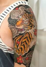 tradicinis žvėrių karaliaus tigro tatuiruotės rašto stilius vertina