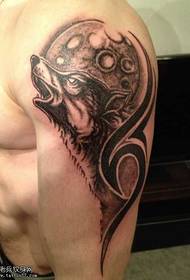 Arm wolf maan tattoo patroon
