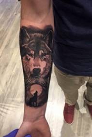 Le braccia dei ragazzi su nero grigio pungono le linee geometriche delle linee semplici del tatuaggio della luna e del lupo