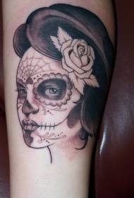 Ragazza classica mexicana di morte è rosa di tatuaggi