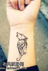Modello di tatuaggio totem lupo