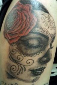 Rameno barvy smrti dívka portrét s růžovým tetováním
