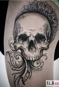 Modni tetovirani umjetnik ljepote umjetnika Alex Tabuns