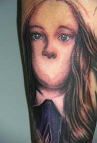 Na ramenu vintage stila oslikana je tajanstvena djevojka tetovaža