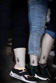 Krea paro de malgrandaj freŝaj tatuoj por koramikinoj