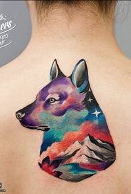 Modello di tatuaggio del lupo sul cielo stellato posteriore