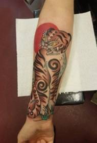 Jongen op abstrakte Linnen kleng Déieren Tiger Tattoo Biller