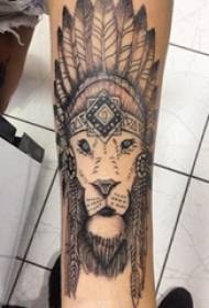 chicos brazo en negro gris boceto trucos de picadura elementos creativos dominantes elementos indios cabeza de león tatuajes fotos