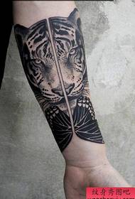 Recomienda un tatuaje de tigre dominante en el brazo